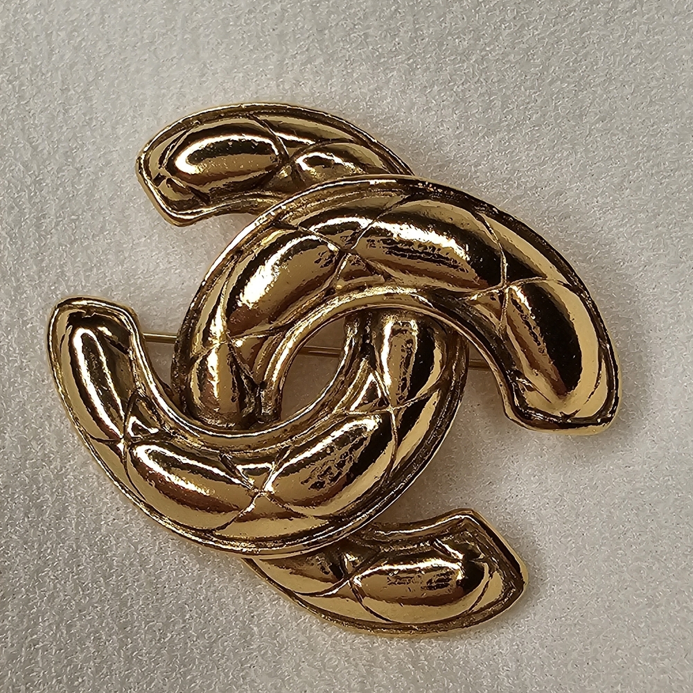 CHANEL Iconic Vintage Brooch - Picture 3 of 13